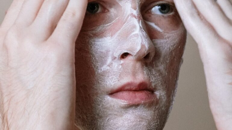 Soins du visage pour hommes : le marché qui explose